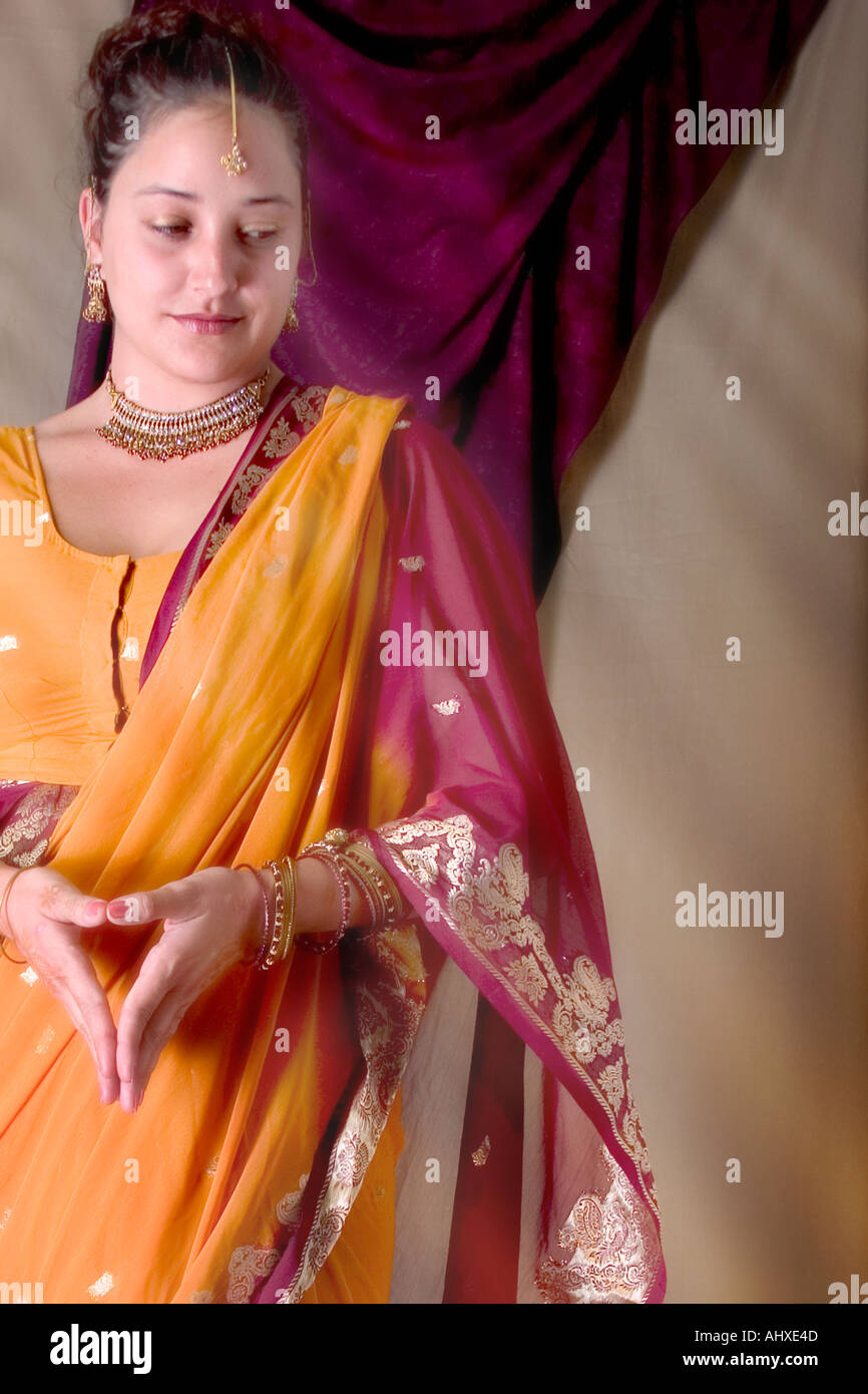 Messicano femmina americani indossando un sari frequentando un incrocio culturale americana indù cerimonia di nozze Foto Stock