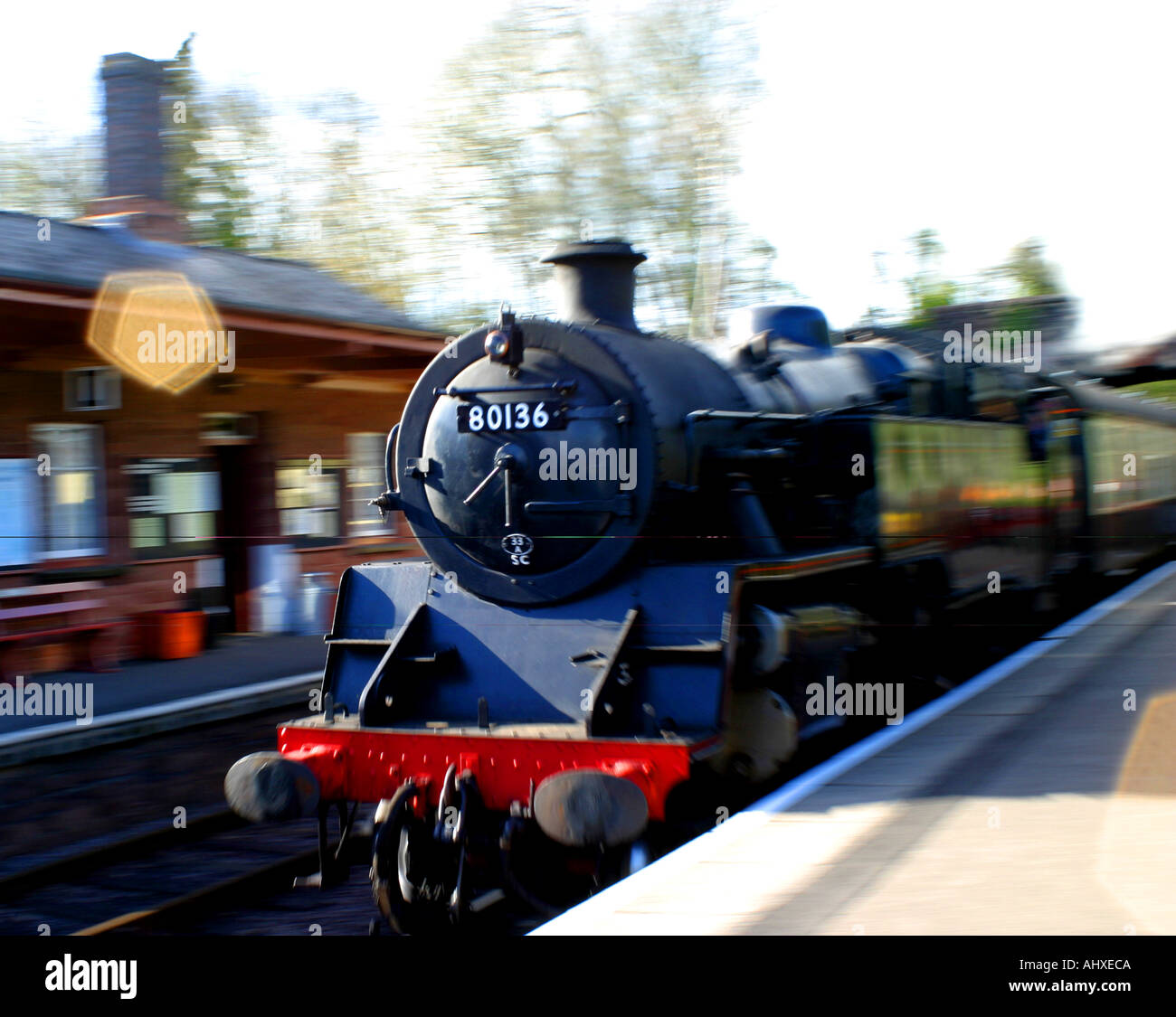 Treno a vapore locomotiva 80136 che arriva alla stazione sulla West Somerset Railway Foto Stock
