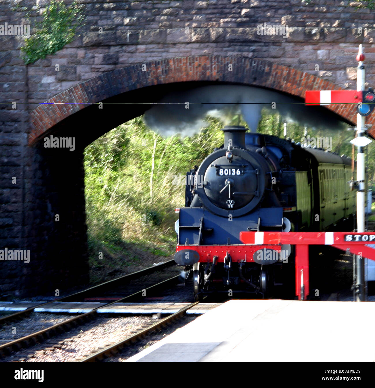 Treno a vapore locomotiva 80136 che arriva alla stazione sulla West Somerset Railway Foto Stock