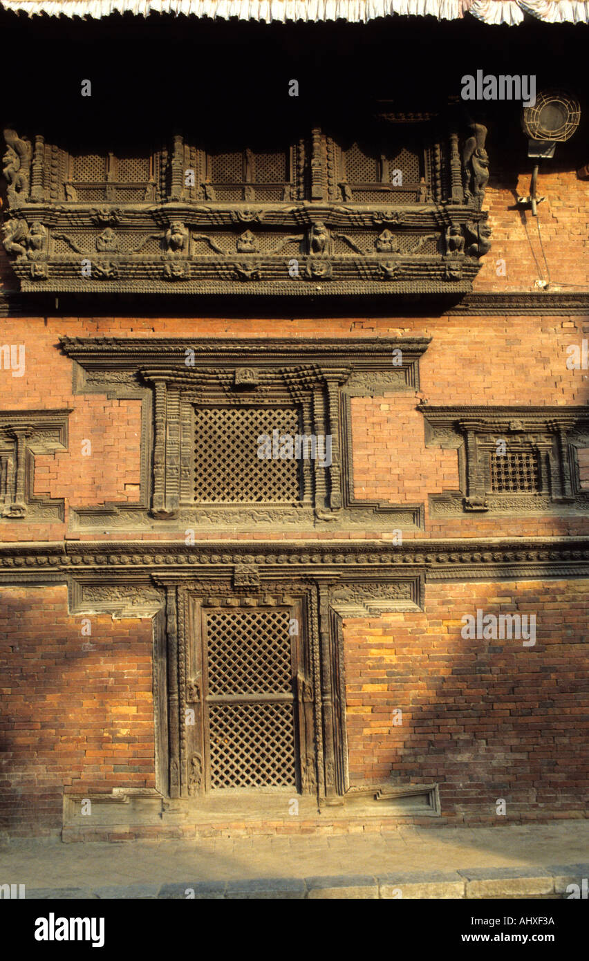 Porta in legno e vetro in stile Newari valle di Kathmandu in Nepal Foto Stock