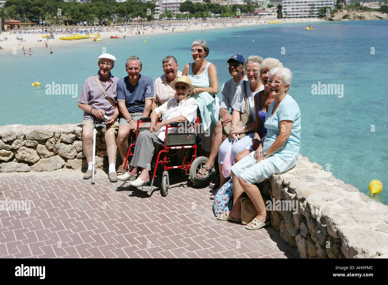 Vecchio di età compresa tra i pensionati anziani di età matura che posano per una foto in spiaggia Maiorca in estate Foto Stock