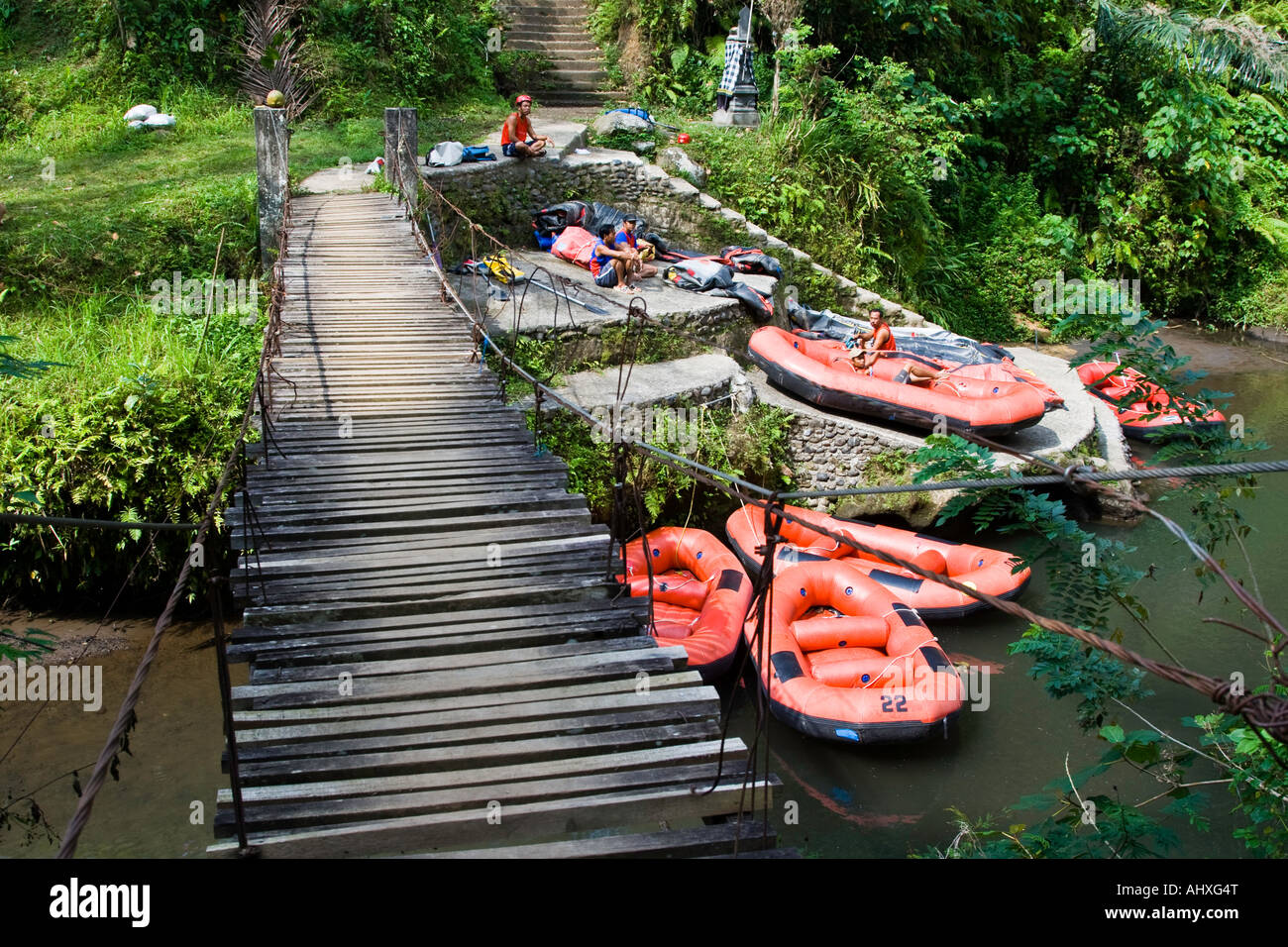 I tour operator di attendere per i clienti di Rafting sul fiume Ayung Gorge Ubud Bali Indonesia Foto Stock