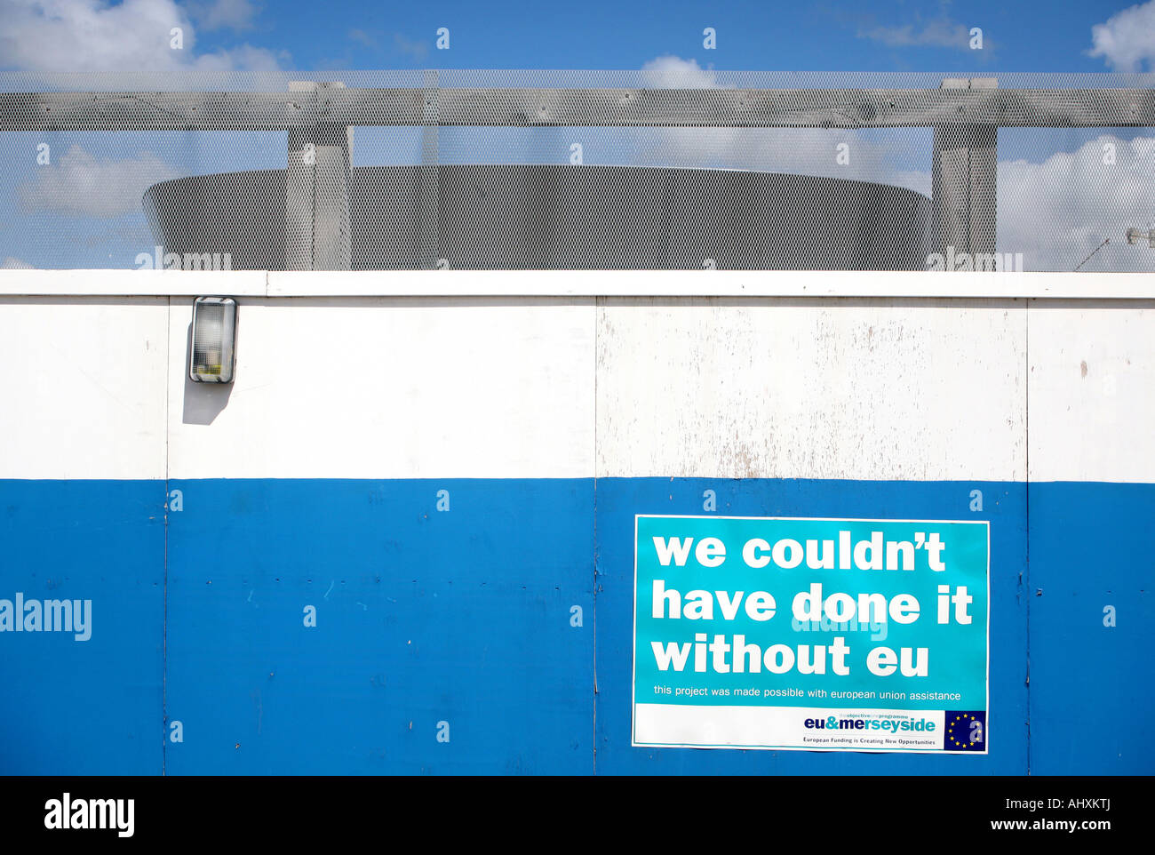 Segno al di fuori del sito di costruzione per la nuova arena e il centro congressi di Liverpool riconosce il contributo dell'Unione europea Foto Stock