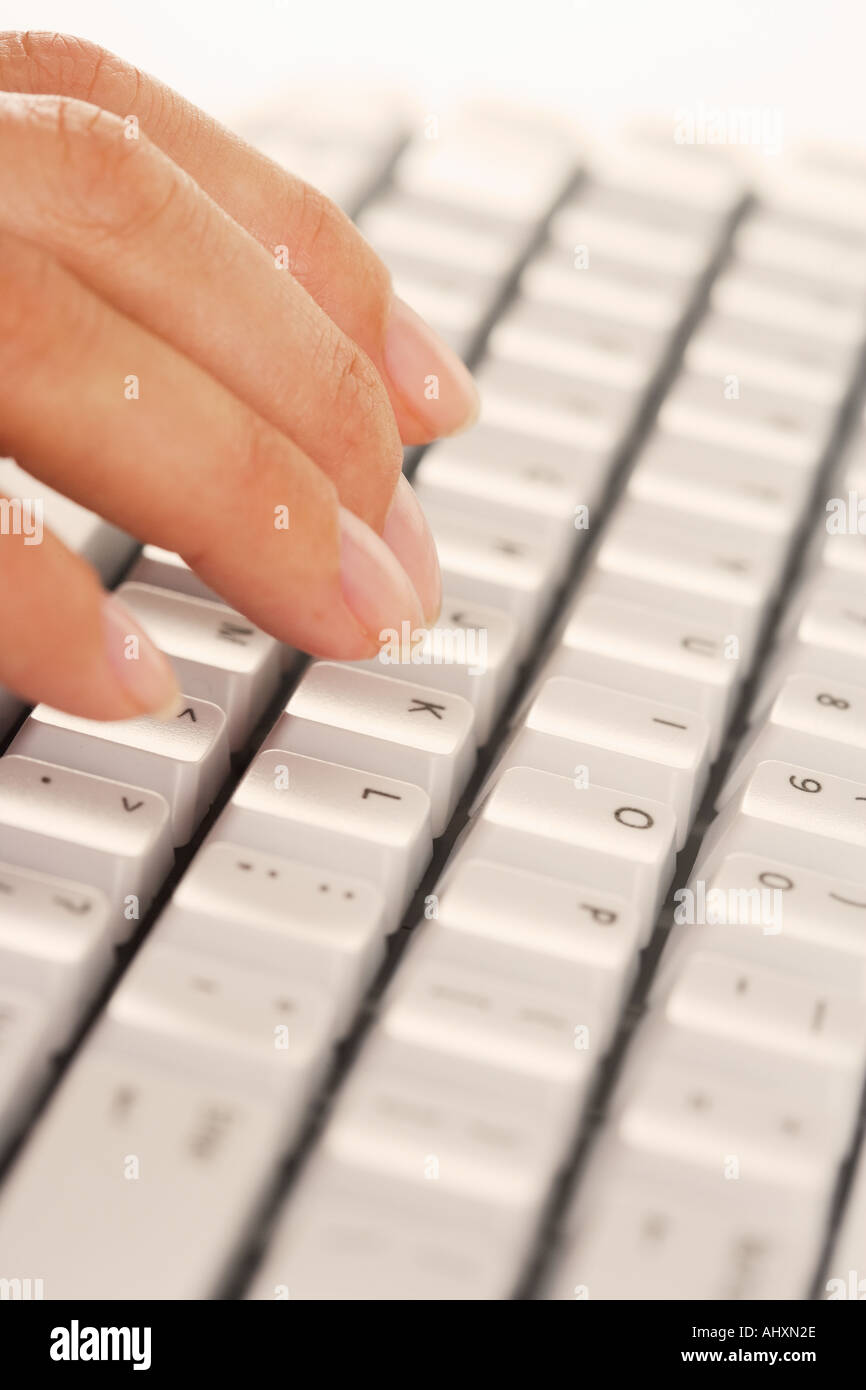 Le dita sulla tastiera del computer Foto Stock