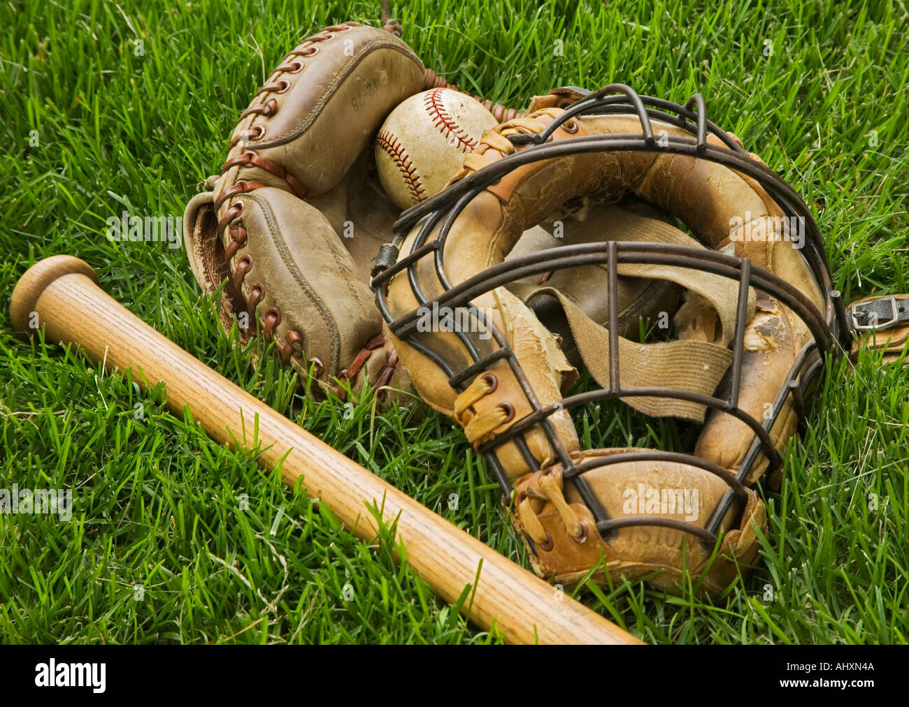 Vecchia attrezzatura da baseball in erba Foto Stock