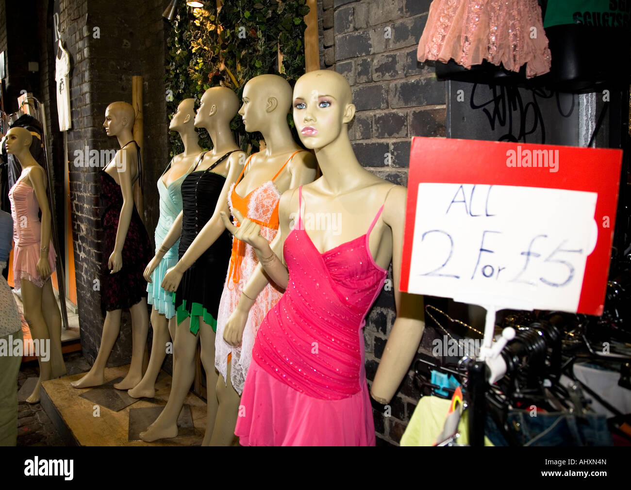 Manichini con abiti al di fuori di un negozio nel mercato di Camden a Londra Foto Stock