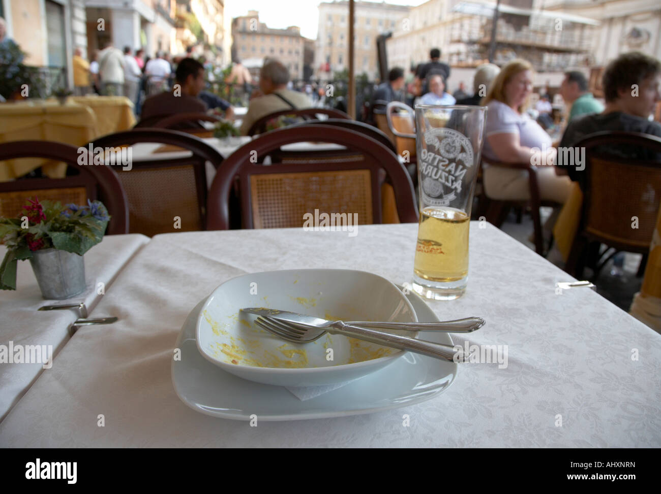 Completamente mangiati ciotola di spaghetti alla carbonara e mezzo bicchiere di birra seduti su un tavolo in un street cafe in Piazza Navona Foto Stock