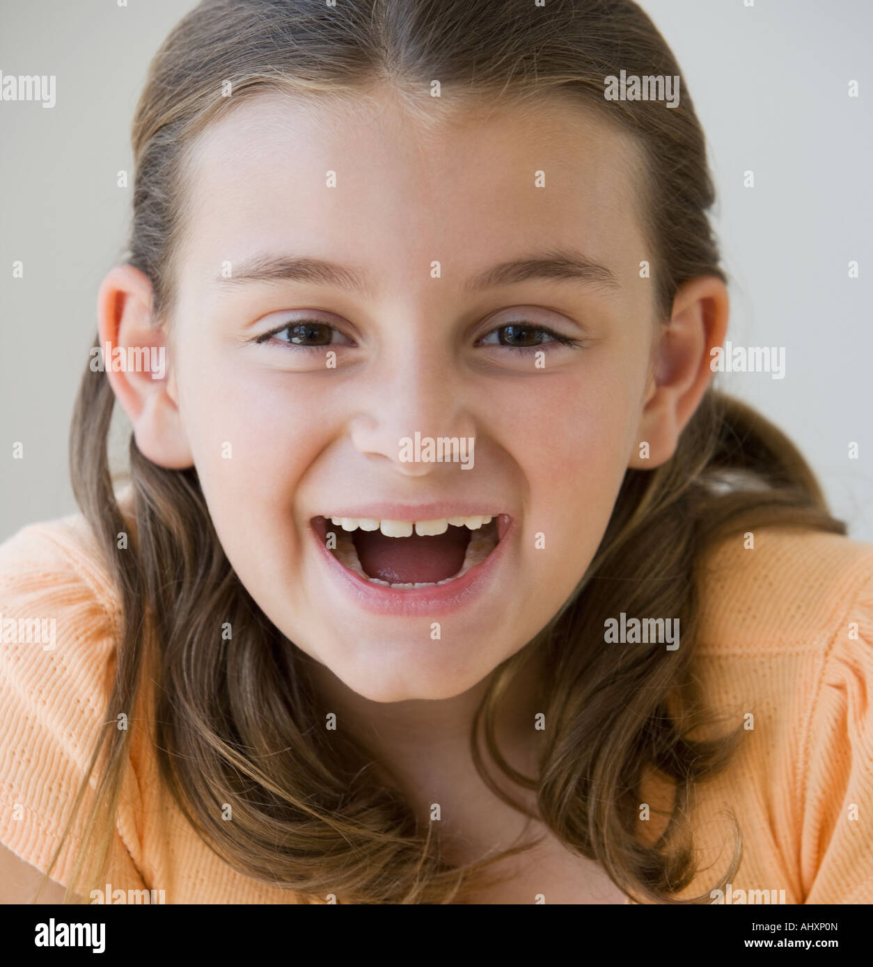 Ragazza con stringa di bambole di carta Foto Stock