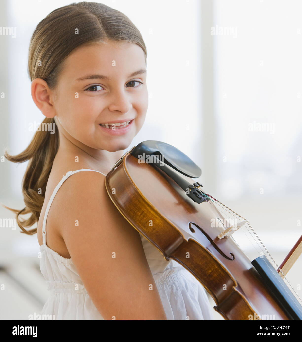 Ragazza suona il violino Foto Stock