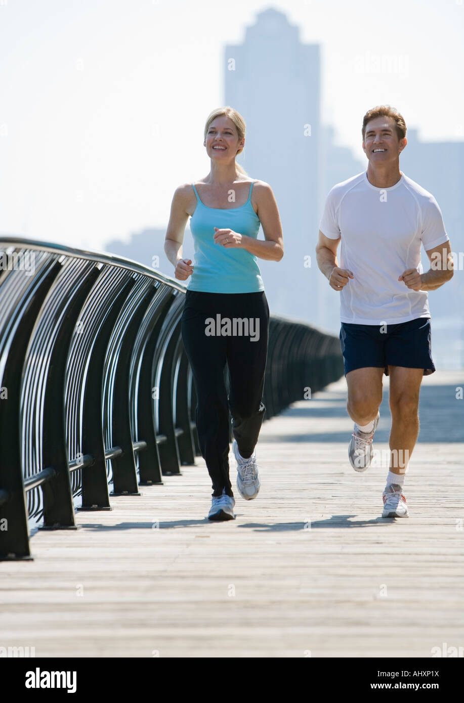 Donna jogging in area urbana Foto Stock