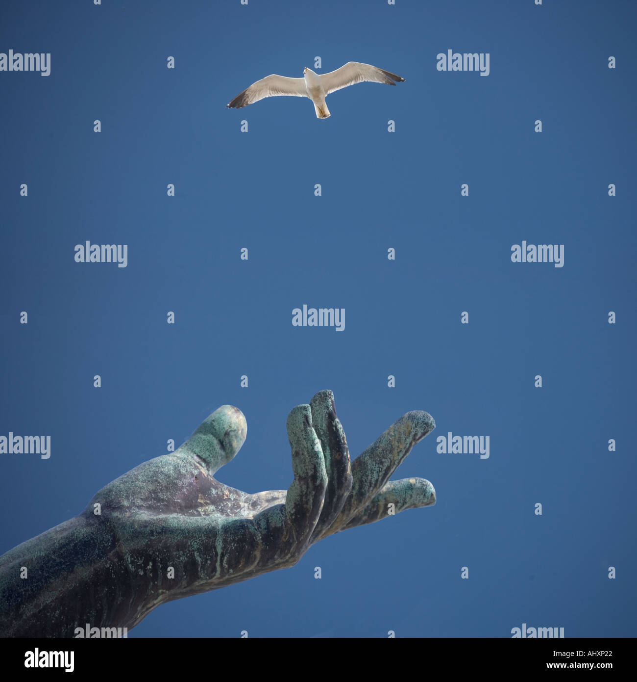 Mano della statua con volo di uccelli Foto Stock