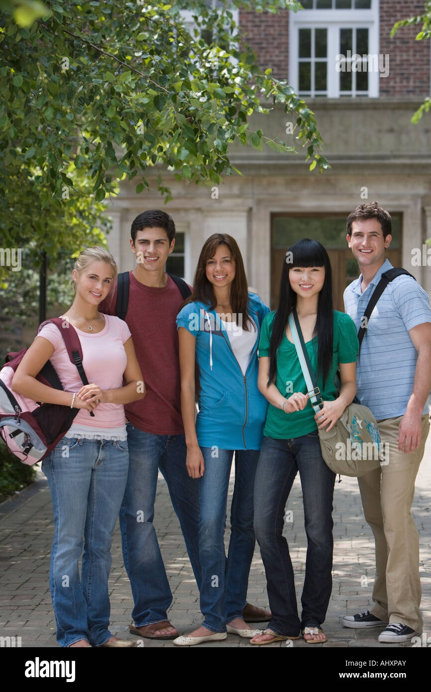 Un gruppo di studenti del college di parlare Foto Stock