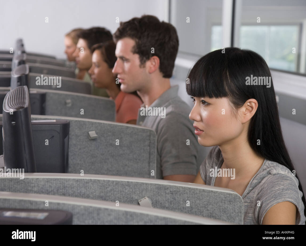 Gli studenti universitari che indossa auricolari in laboratorio informatico Foto Stock
