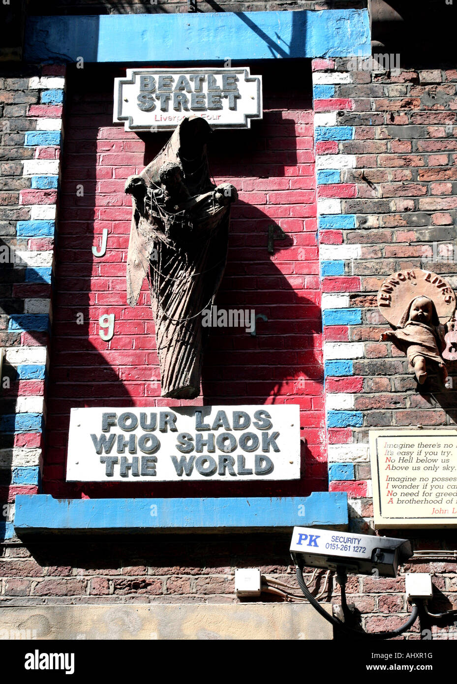 Segni e figure di commemorazione dei Beatles e di John Lennon in Mathew Street Liverpool Foto Stock