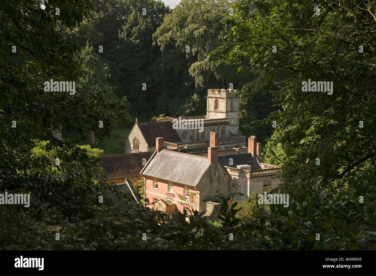 Regno Unito Wiltshire Stourton village Spread Eagle pub e la chiesa di St Peters da Stourhead House Gardens Foto Stock