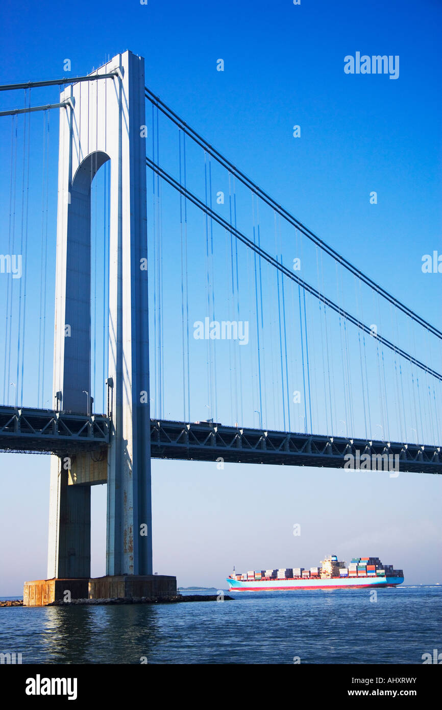 Verrazano Narrows Bridge sotto il cielo blu, New York City Foto Stock