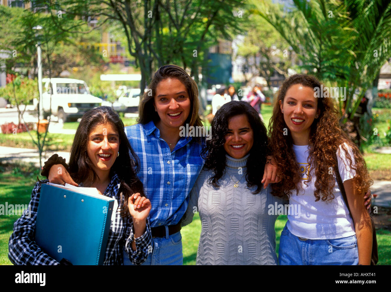 4, quattro giovani donne adulte, studenti universitari, studenti universitari, studenti, università cattolica, Quito Pichincha provincia, ecuador, SUD AMERICA Foto Stock