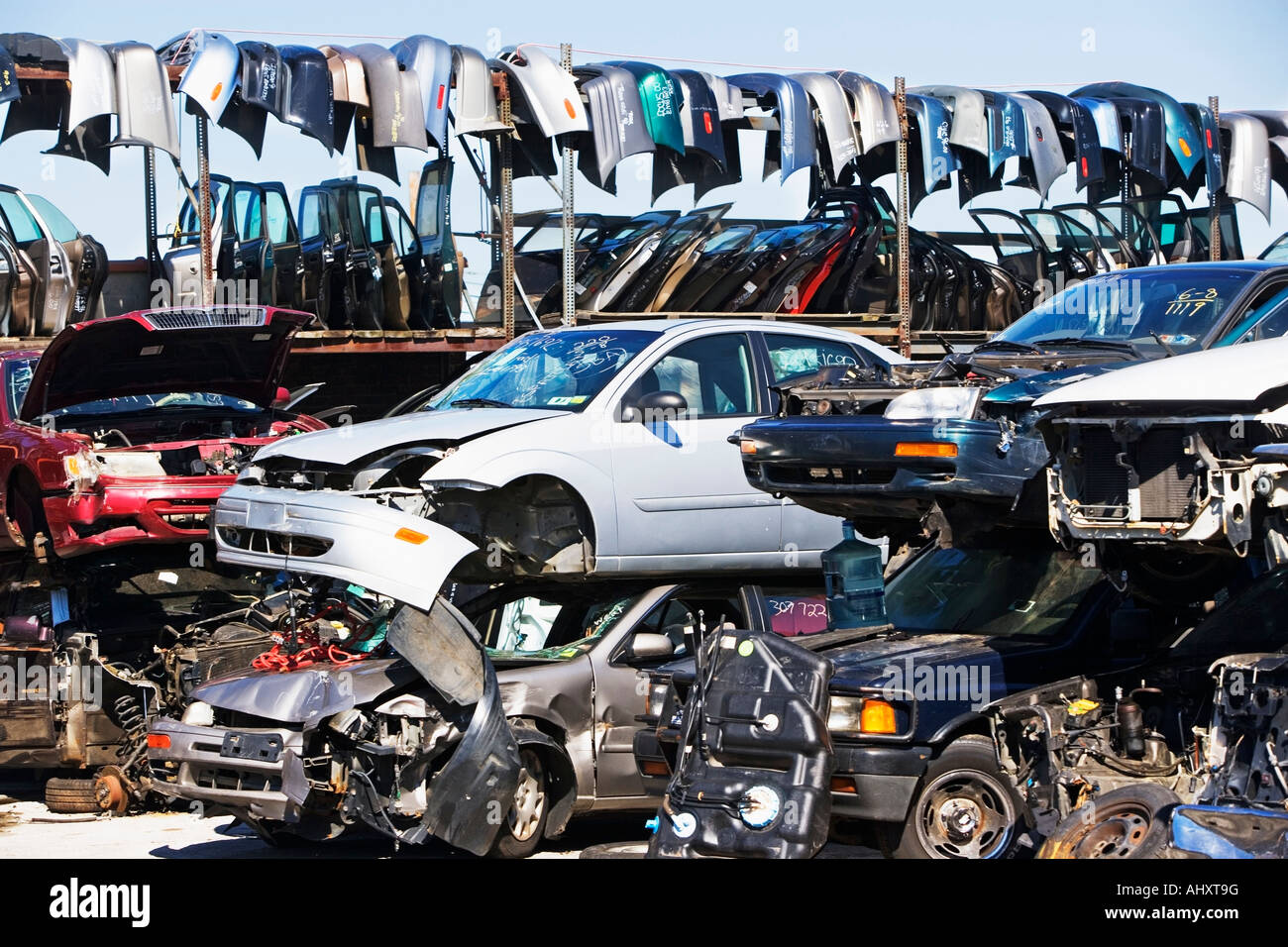 Automobili e parti di automobili in junkyard Foto Stock