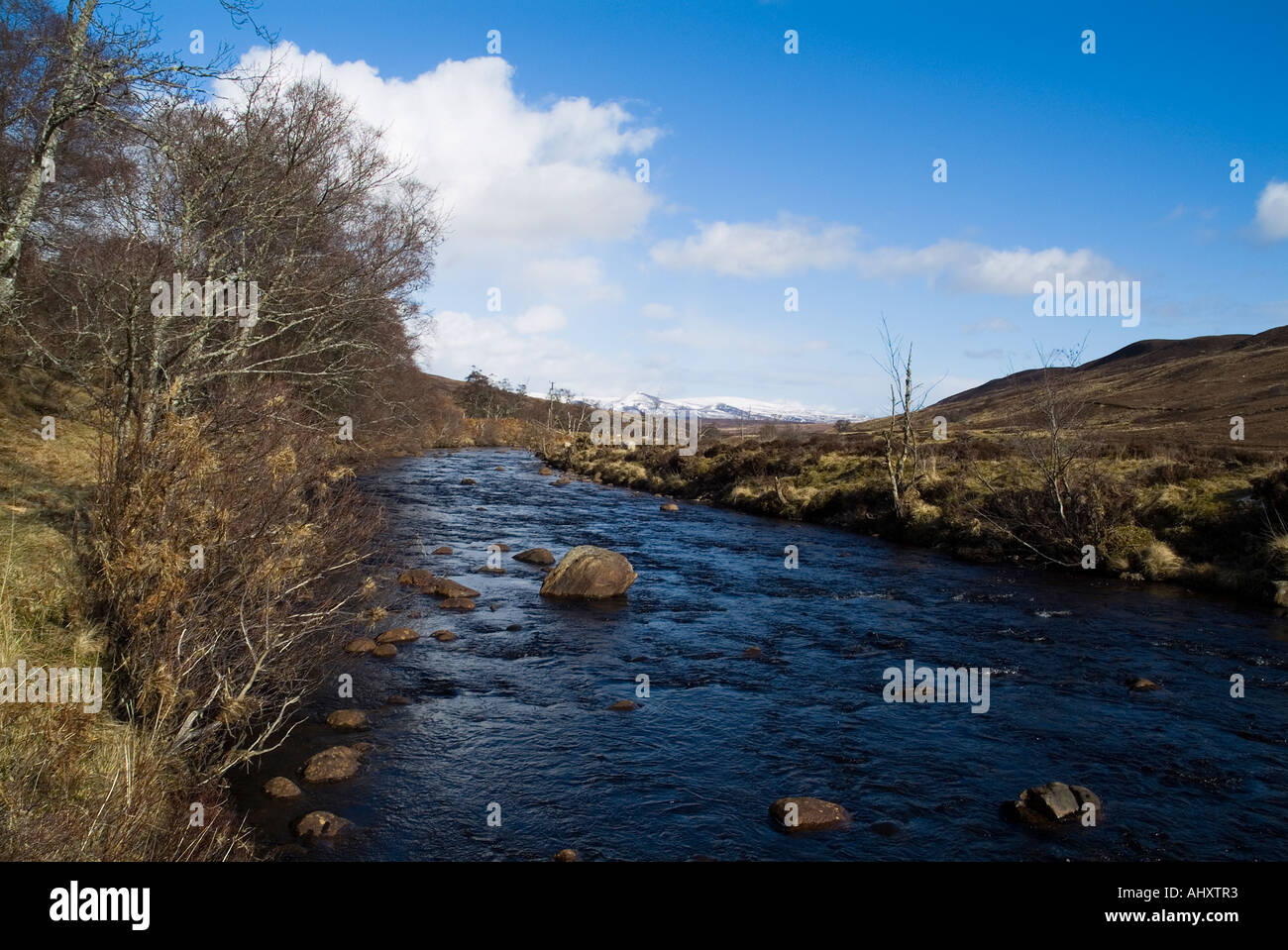 Dh Fiume Brora STRATH BRORA SUTHERLAND acqua di un fiume che scorre a valle coperta di neve colline Foto Stock