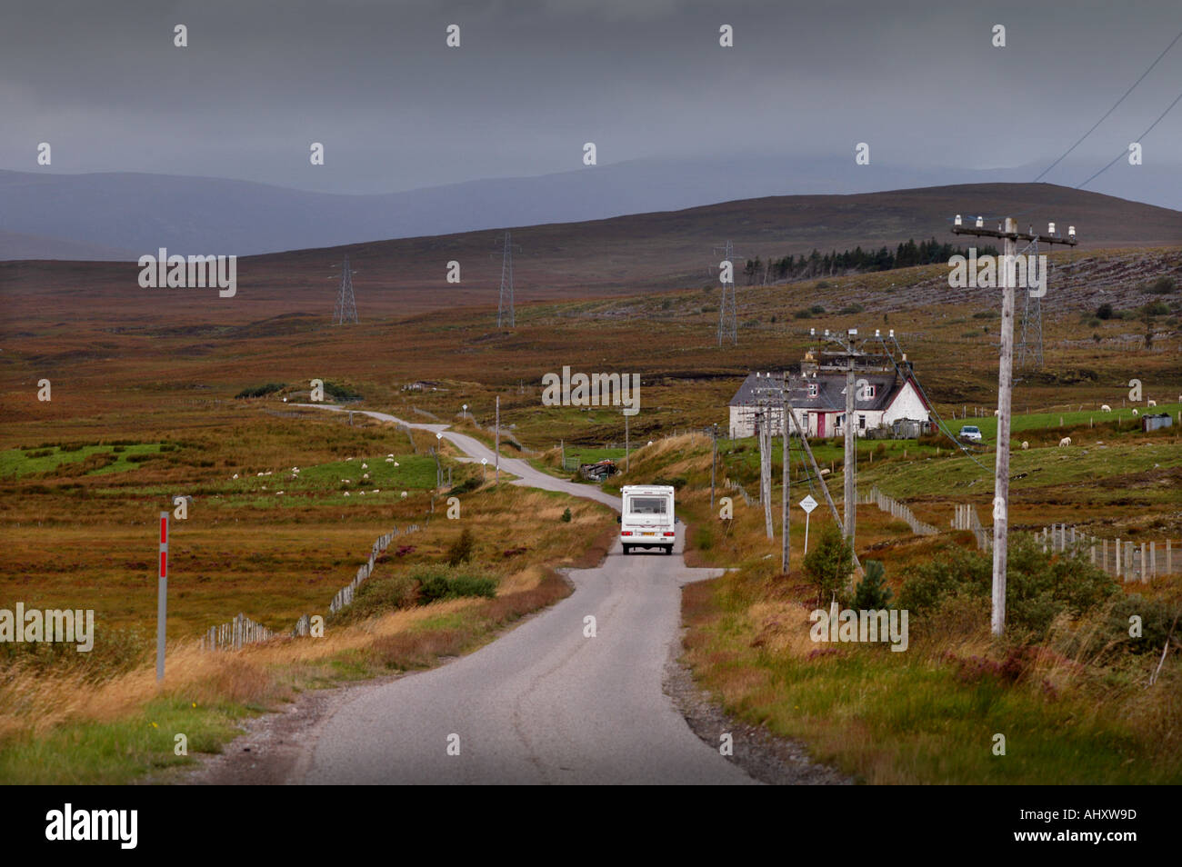 Scozia SINGLE TRACK ROAD A838 LOCH SHIN In Sutherland nel Scotish highlands Foto Stock