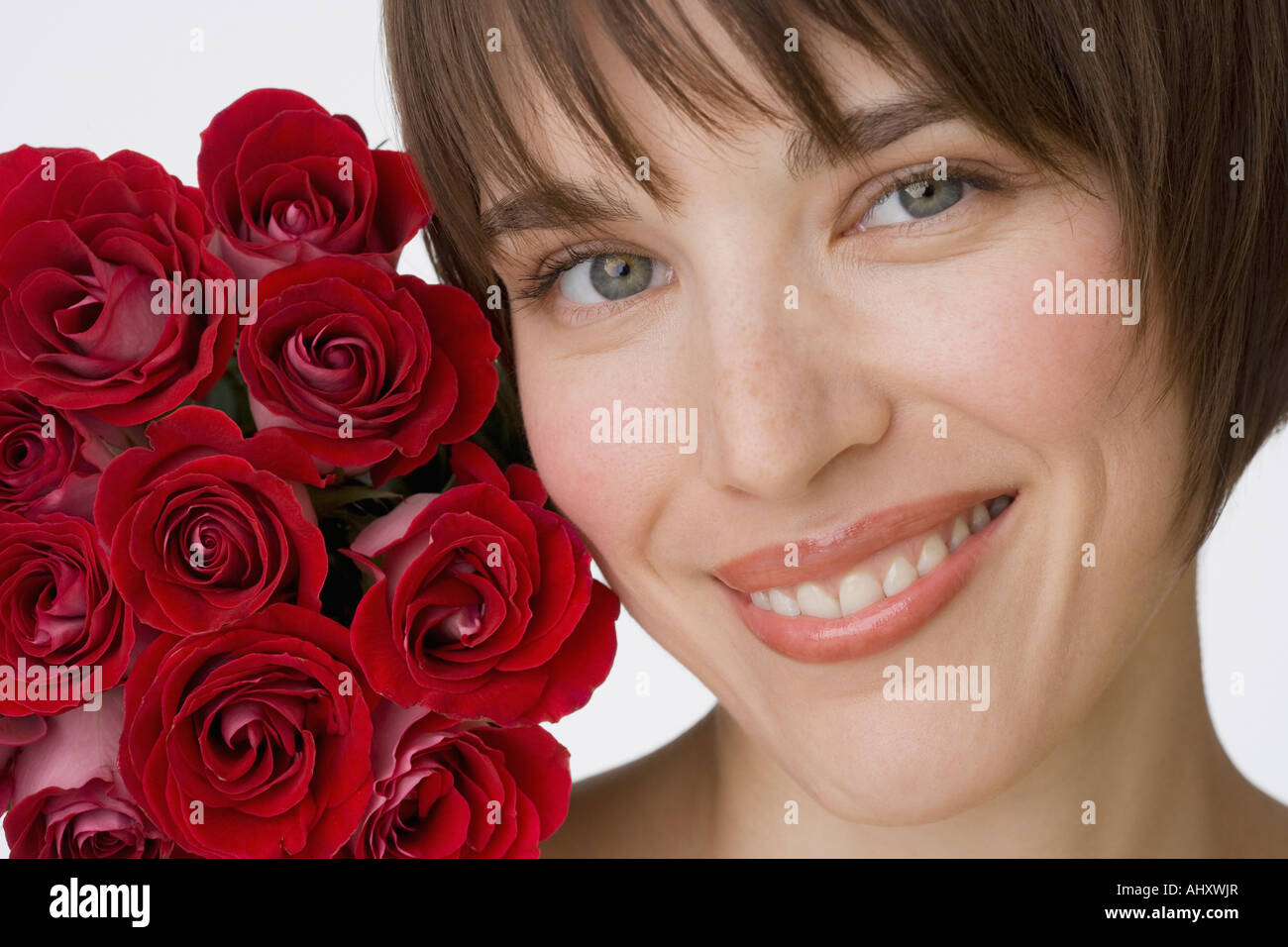Close up della donna accanto a fiori Foto Stock