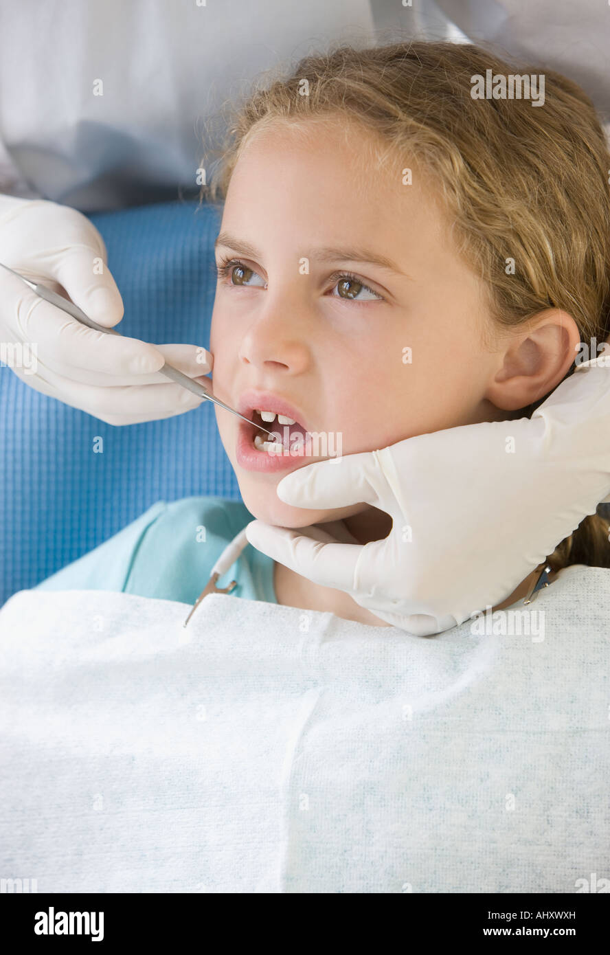 Ragazza di essere esaminato da dentista Foto Stock