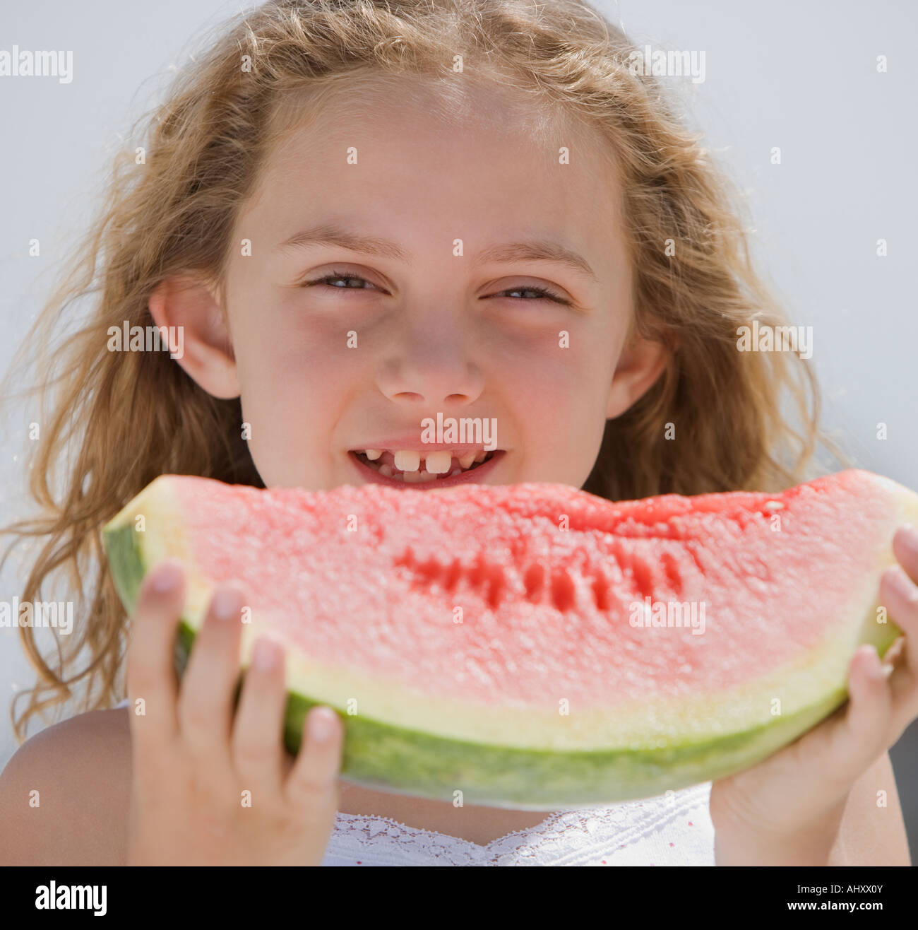 Ragazza mangiare fetta di cocomero Foto Stock