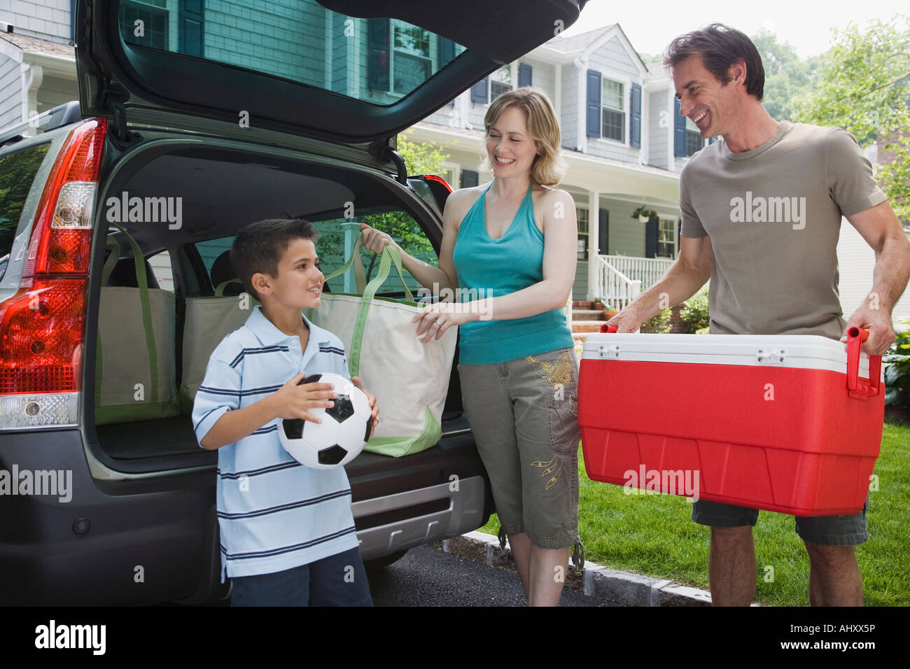 Famiglia auto caricamento per picnic Foto Stock