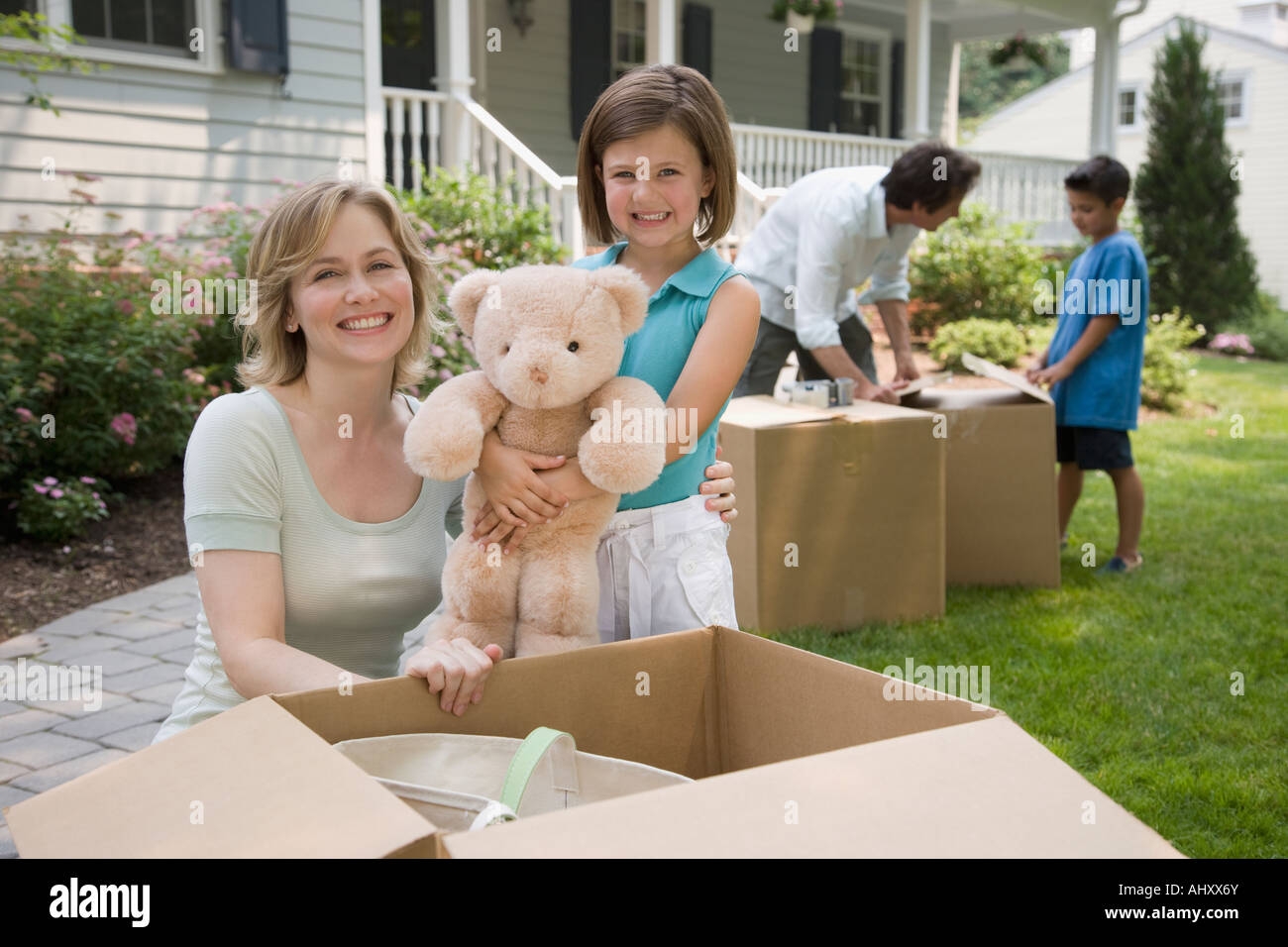 Disimballaggio della famiglia contenitori per il trasloco Foto Stock