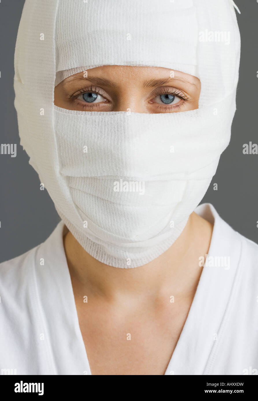 Volto di donna avvolto in fasce Foto Stock