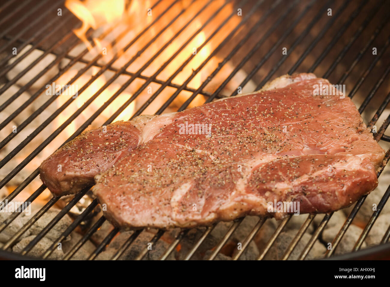 Bistecca la cottura sulla griglia Foto Stock