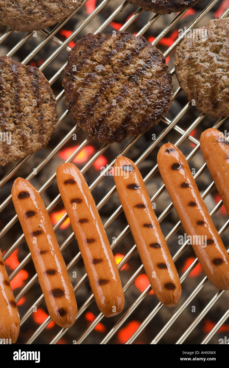 Hamburger e hot dogs per la cottura sulla griglia Foto Stock