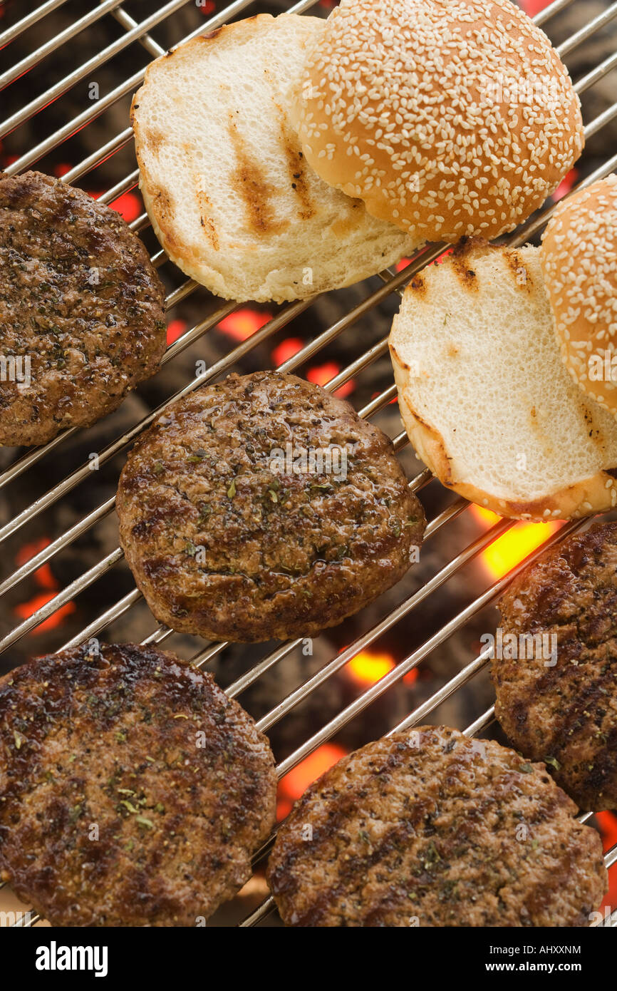 Hamburger per la cottura sulla griglia Foto Stock