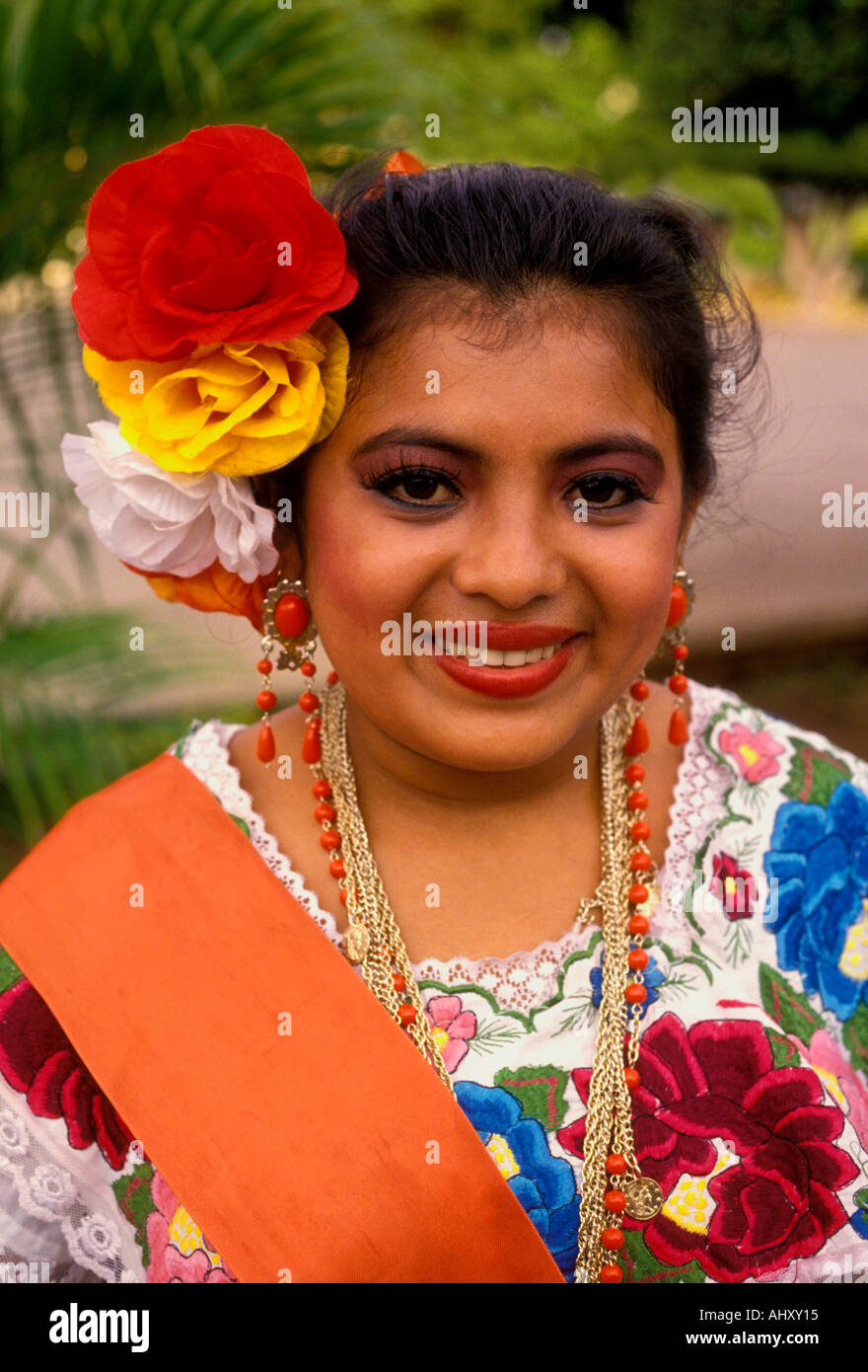 1 Una donna messicana, giovane donna adulta, testa e spalle ritratto, Piazza Indipendenza, Merida, Yucatan Stato, la penisola dello Yucatan, Messico Foto Stock