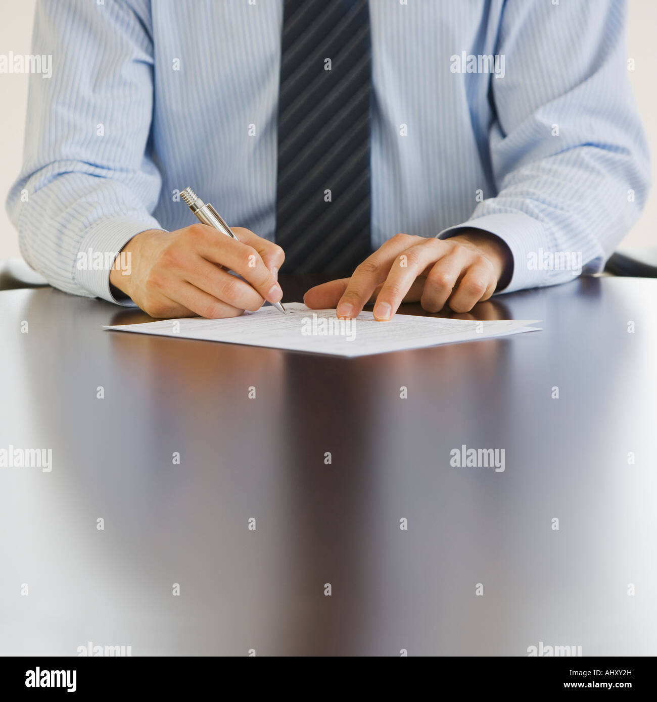 Imprenditore iscritto a tavola Foto Stock