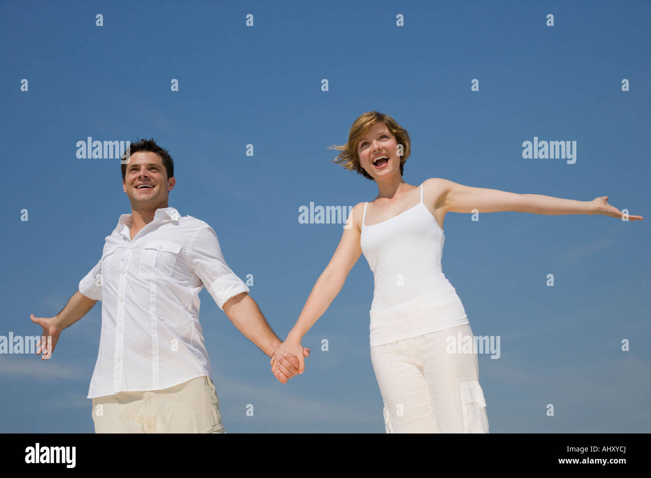 Giovane Holding Hands Foto Stock