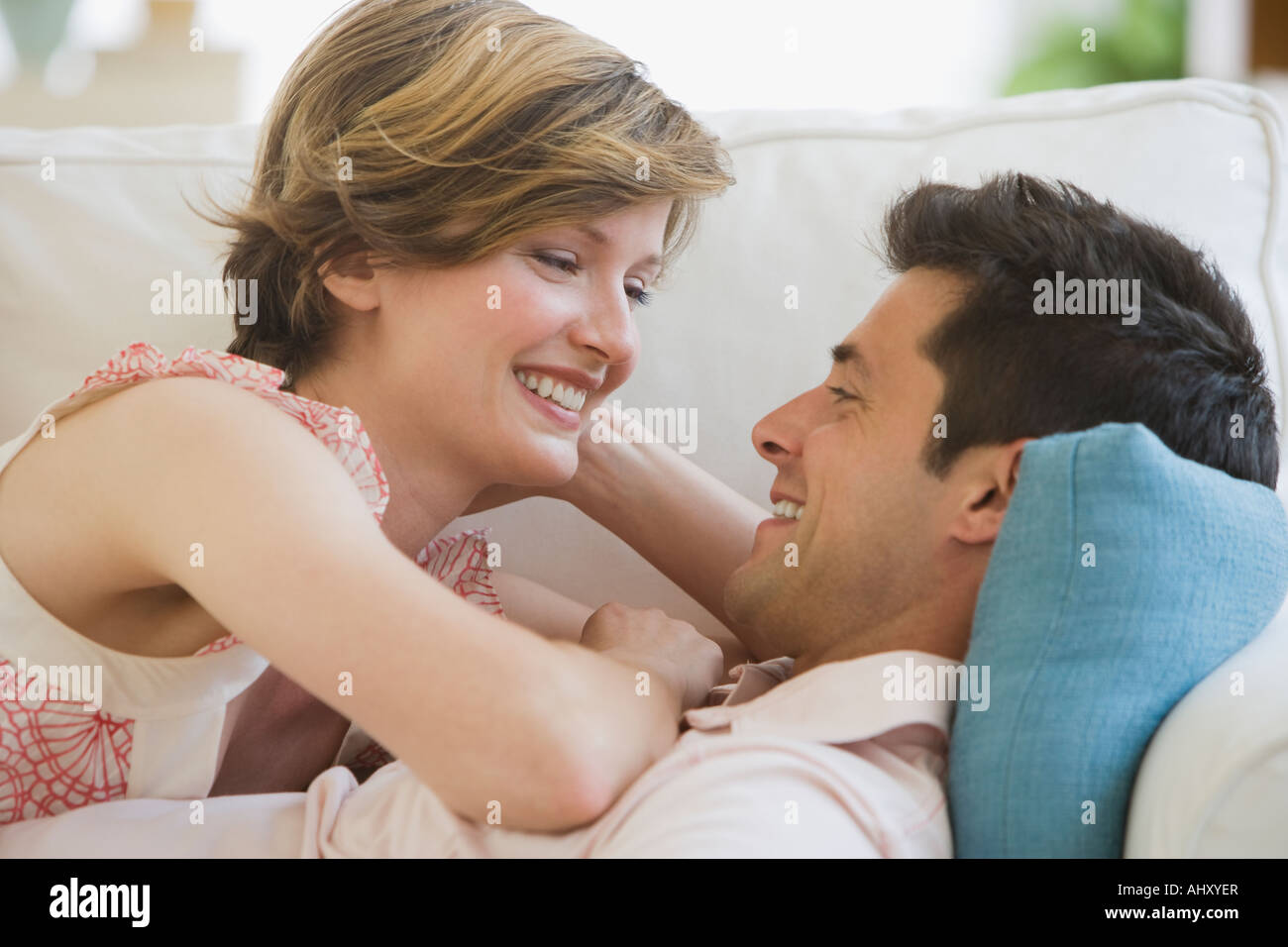 Coppia sorridente ad ogni altro Foto Stock