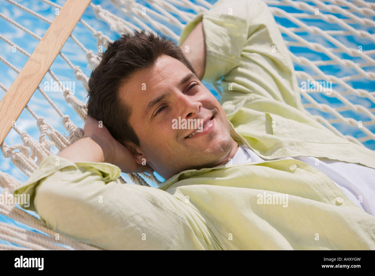 Uomo che stabilisce in amaca Foto Stock
