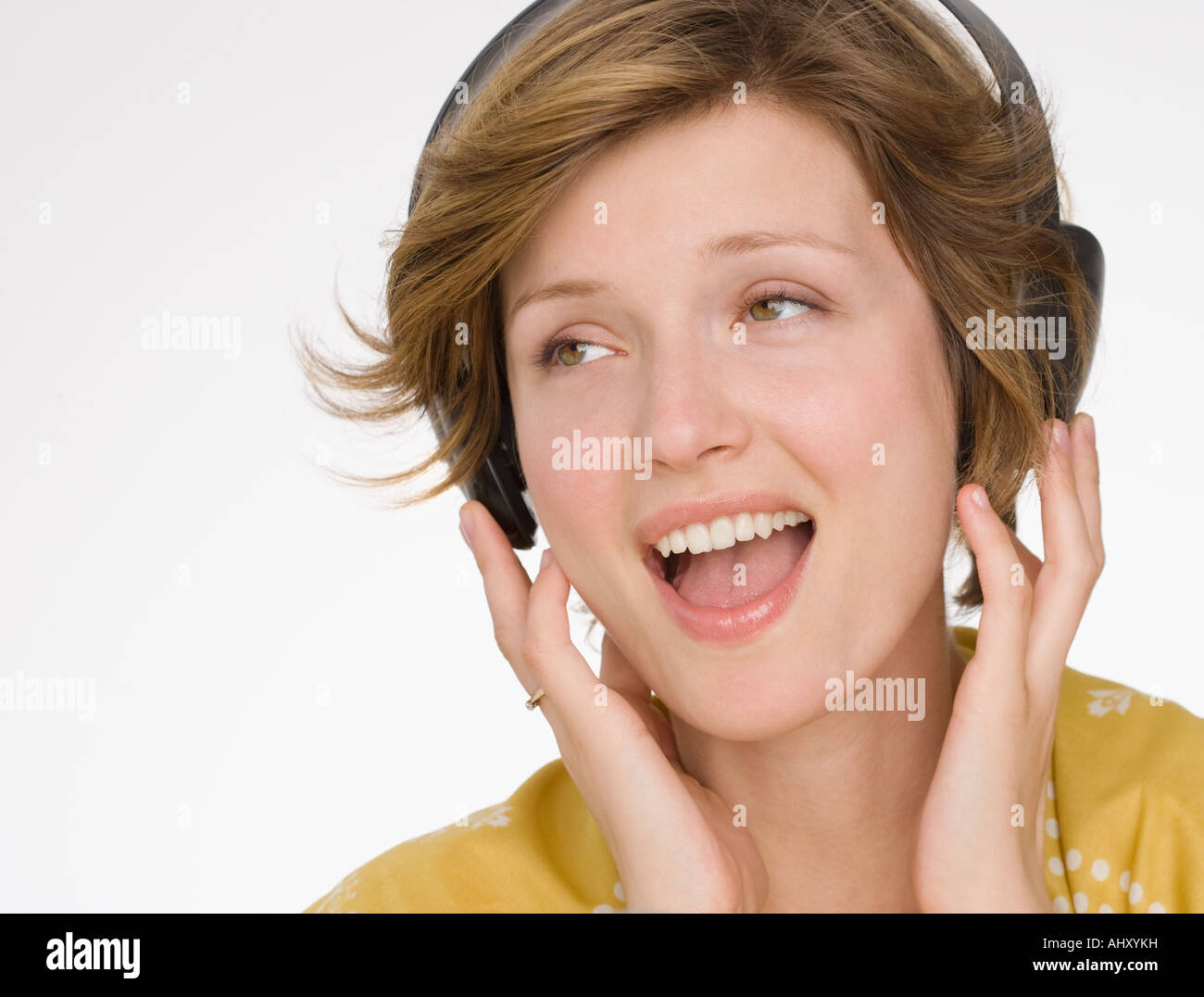 Donna ascoltando le cuffie Foto Stock