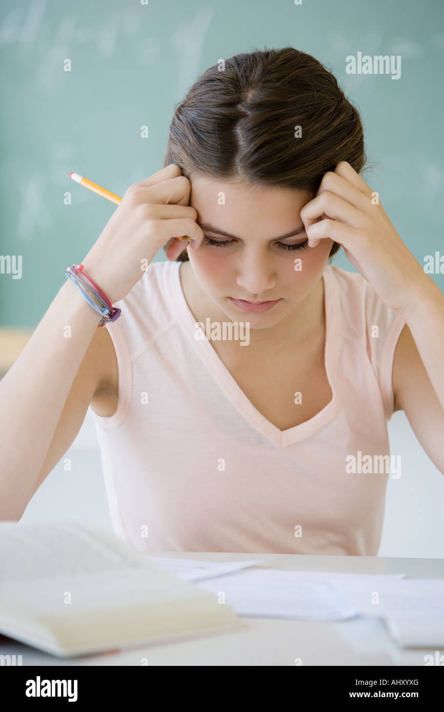 Ragazza guardando blackboard Foto Stock