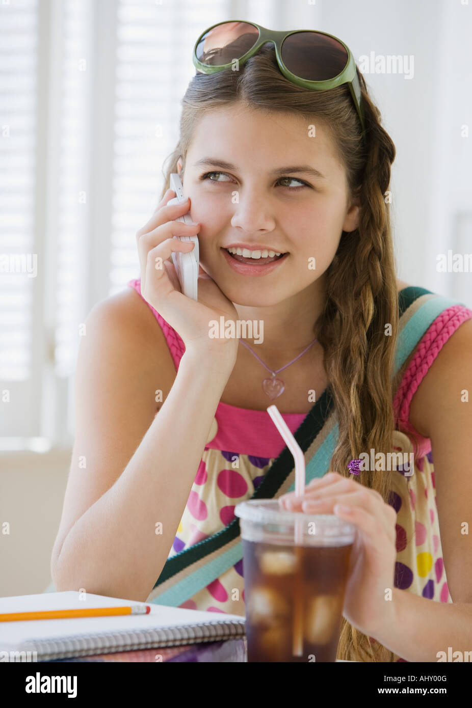 Ragazza applicando lip gloss Foto Stock