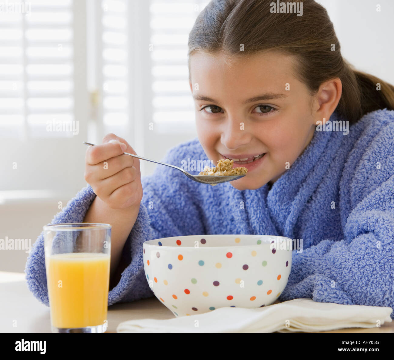 Ragazza rumore di soffiaggio maker Foto Stock