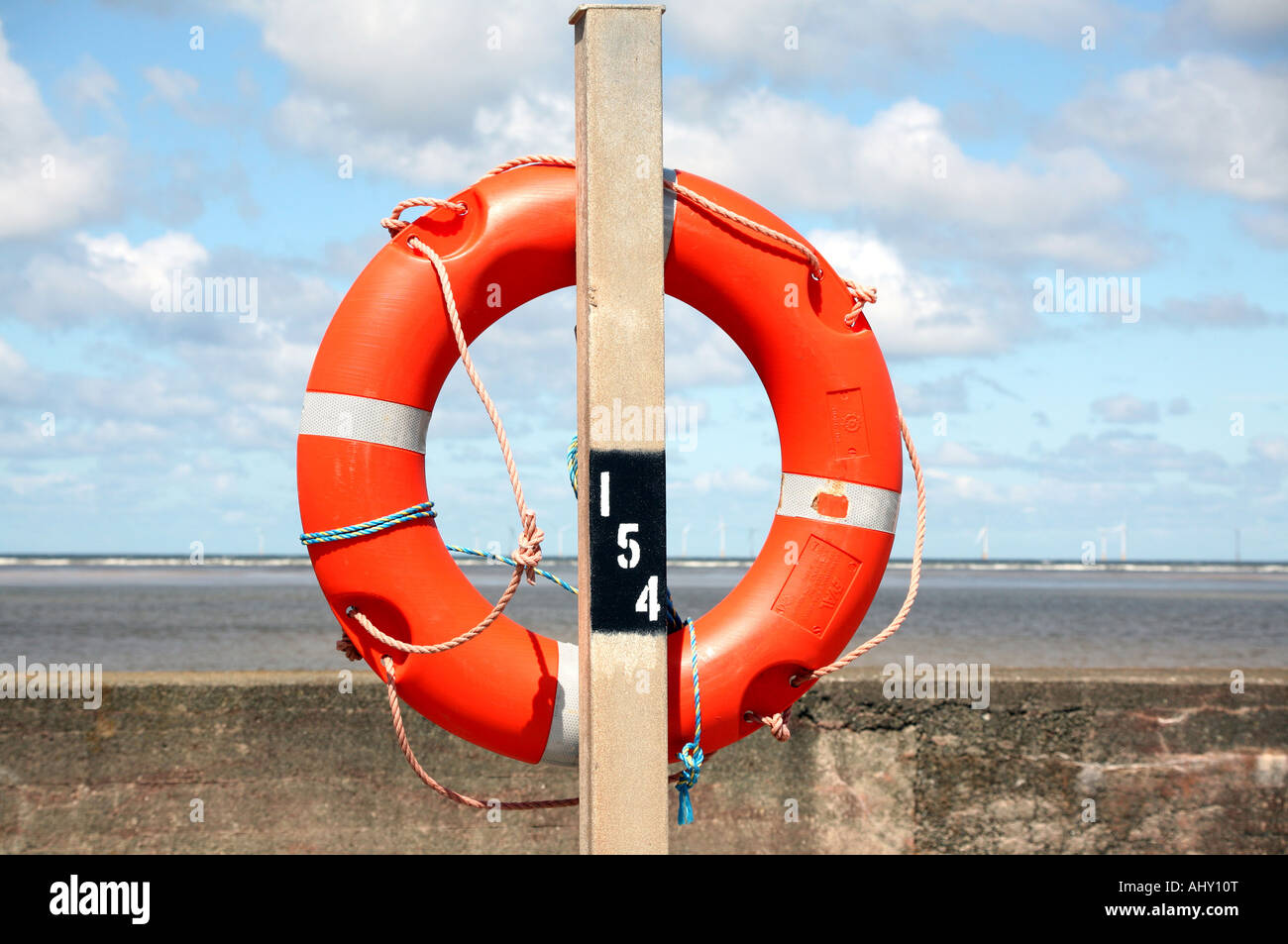 Lifebelt in New Brighton affacciato sul Mersey estuario Foto Stock