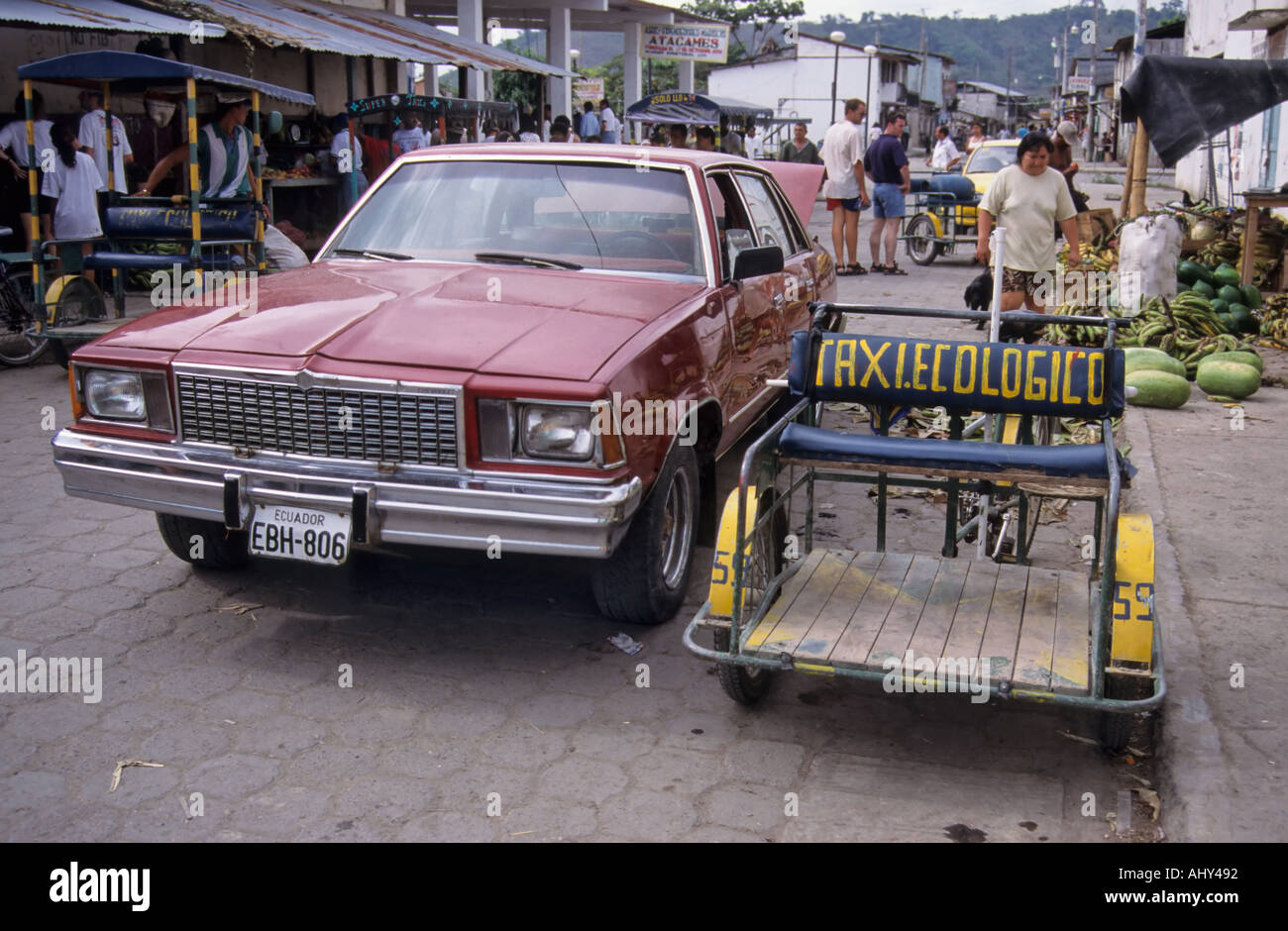Taxi ecologici e non così gas ecologico beone, Atacames, Ecuador Foto Stock