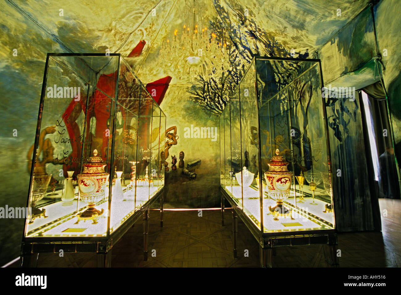 La Rotunda con i quattro elementi di pittura da Gerard garouste acqua terra aria fuoco del vento in una tenda decorazione che mostra alcuni dei capolavori del baccarat. Presso il museo Baccarat, shop, ristorante presso l'Hotel de Noailles a Parigi. Progettato da Philippe Starck. Il Baccarat museo: una delle camere progettate come un deserto tenda Foto Stock