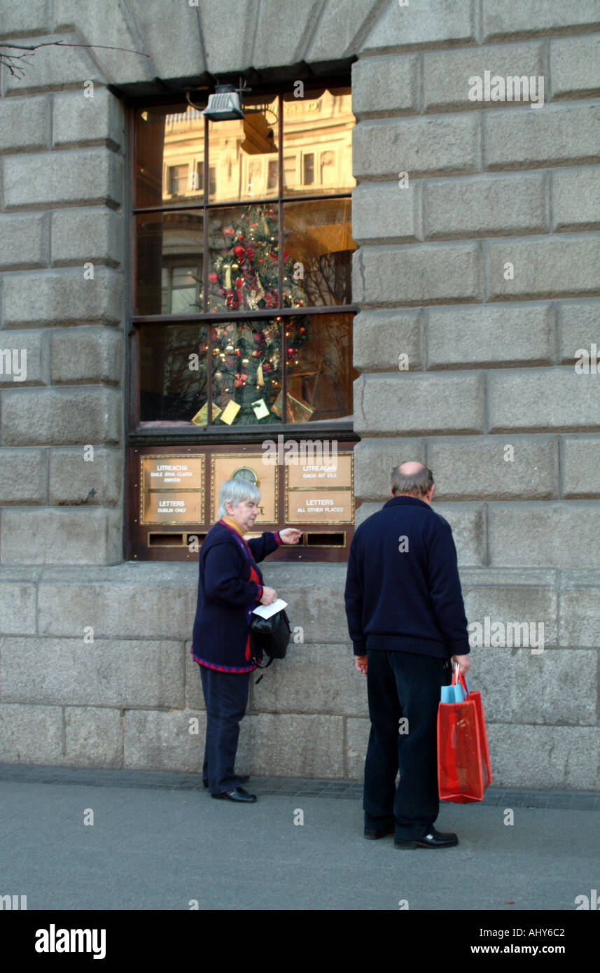 Inviare a letter box al di fuori del famoso generale Post Office in O'Connell Street nel centro di Dublino Irlanda UE Foto Stock