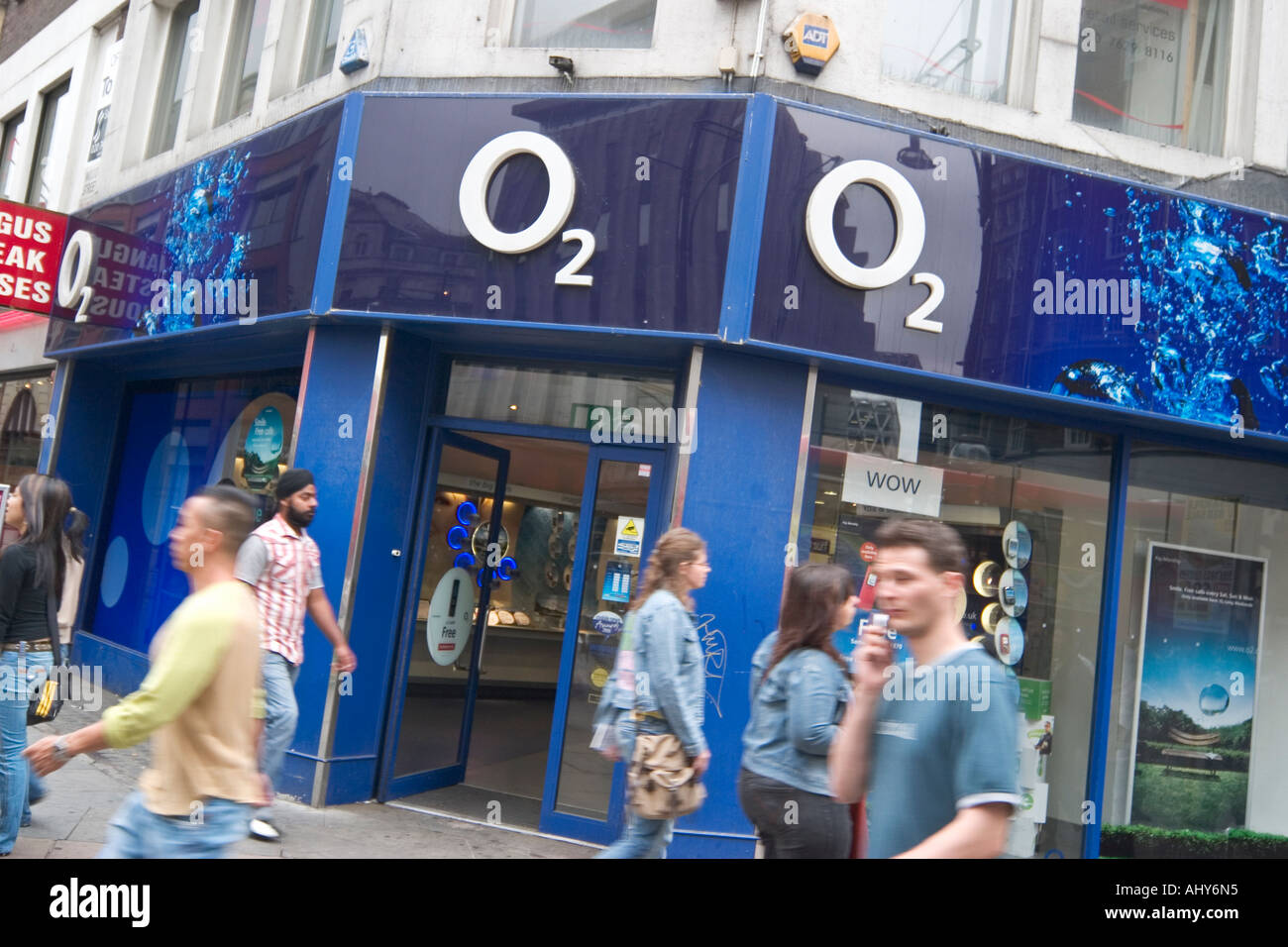 O2 mobile phone store su Oxford Street London Foto Stock