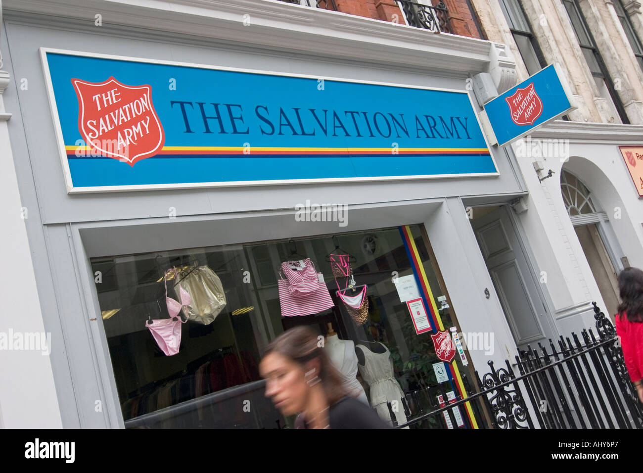 Esercito della salvezza shop fuori Oxford Street London Foto Stock