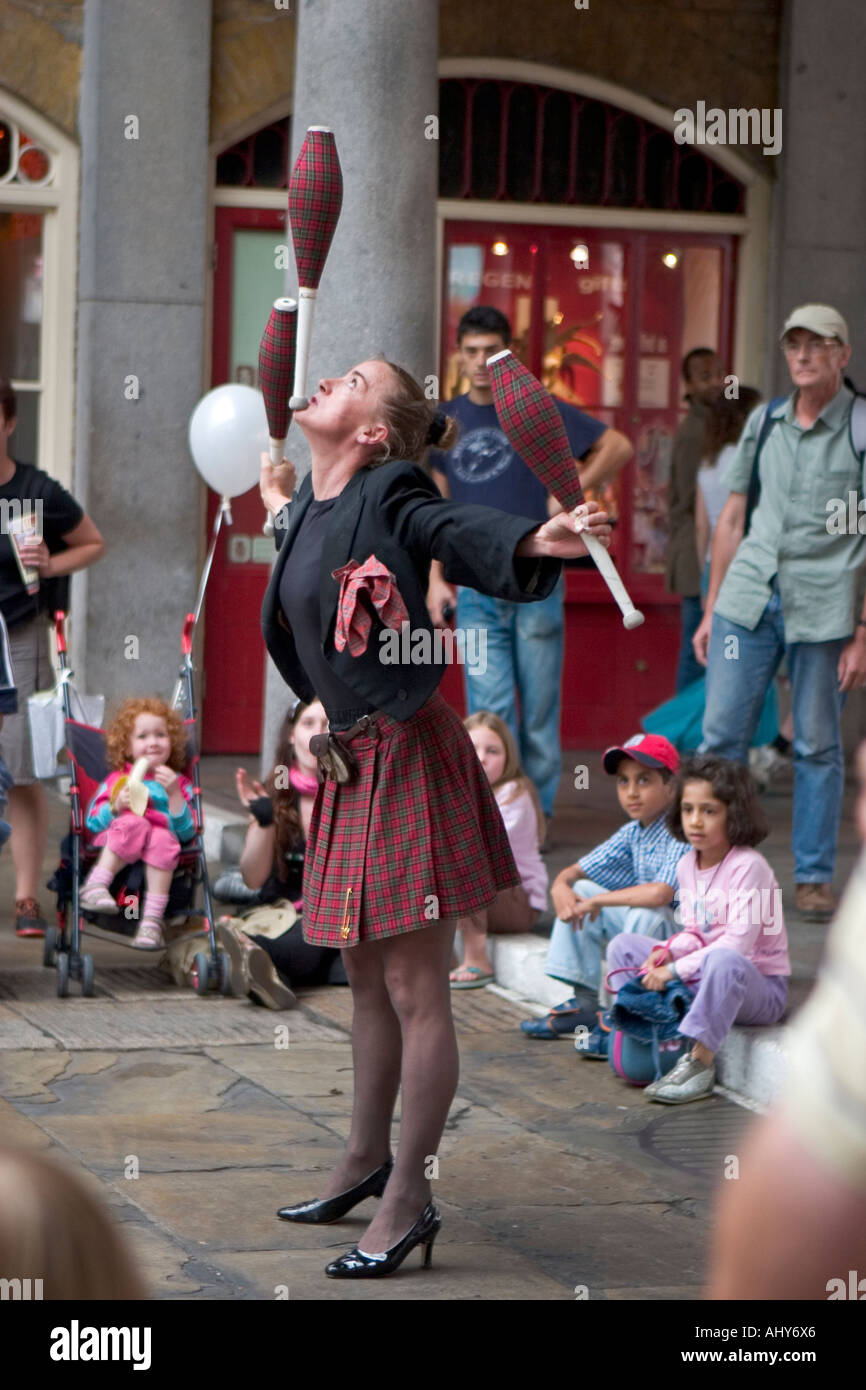 Performance di artista al Covent Garden di Londra Foto Stock