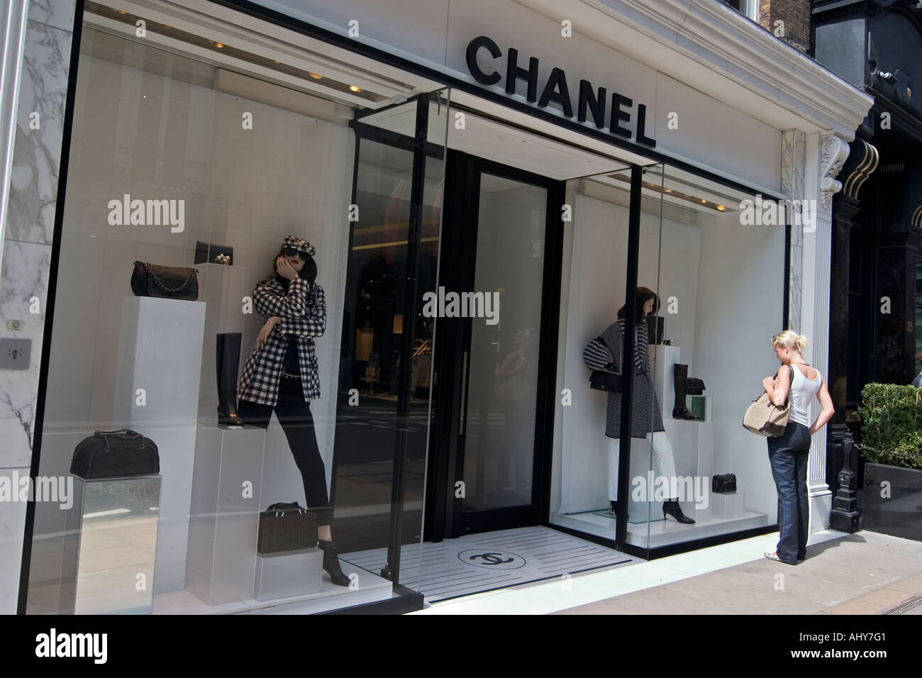 Giovane donna guarda in Chanel vetrina su Bond Street Foto Stock